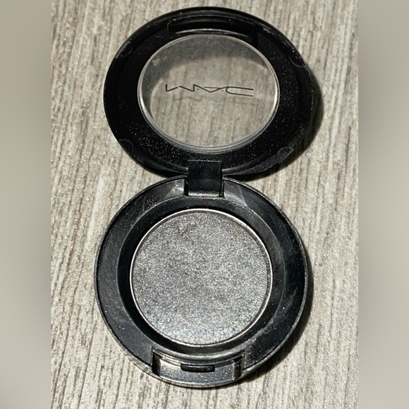 Discontinued MAC Eyeshadow ANTI - ESTABLISHMENT - Picture 4 of 7